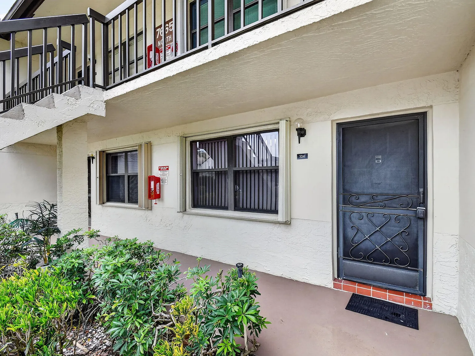2 bed, 2.0 bath, 1049 sqft, $1,900 — Photo 3