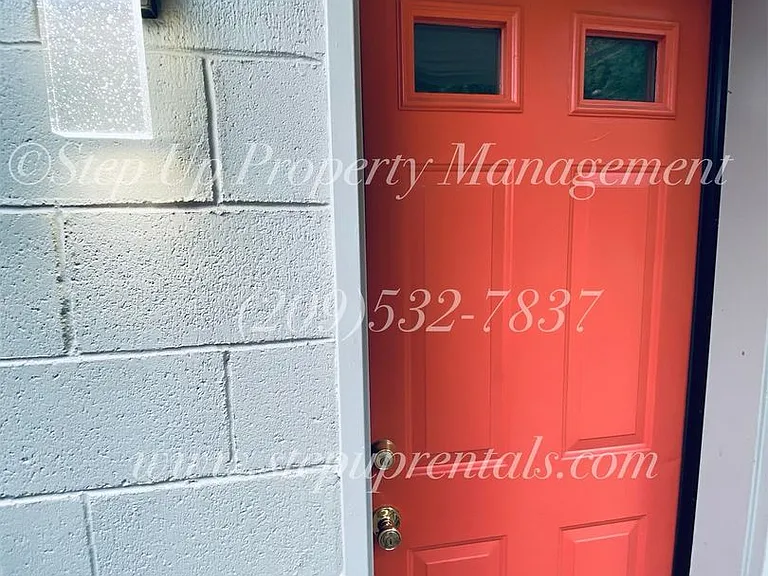 483 E Jackson St — Photo 2