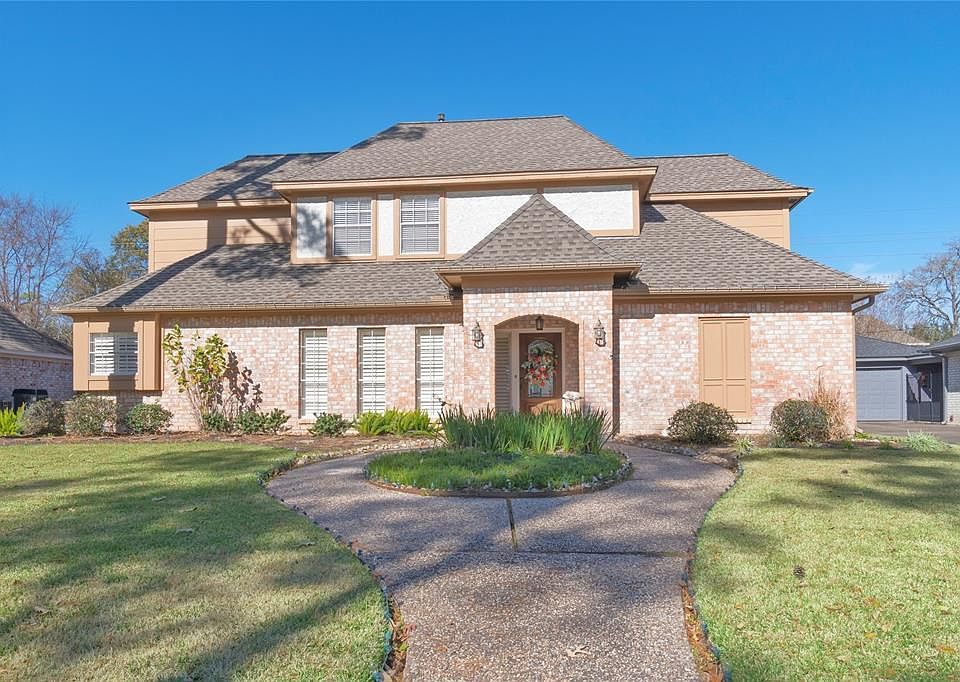 If you are looking for an immaculate home with a pool that has been meticulously cared for...Welcome home!