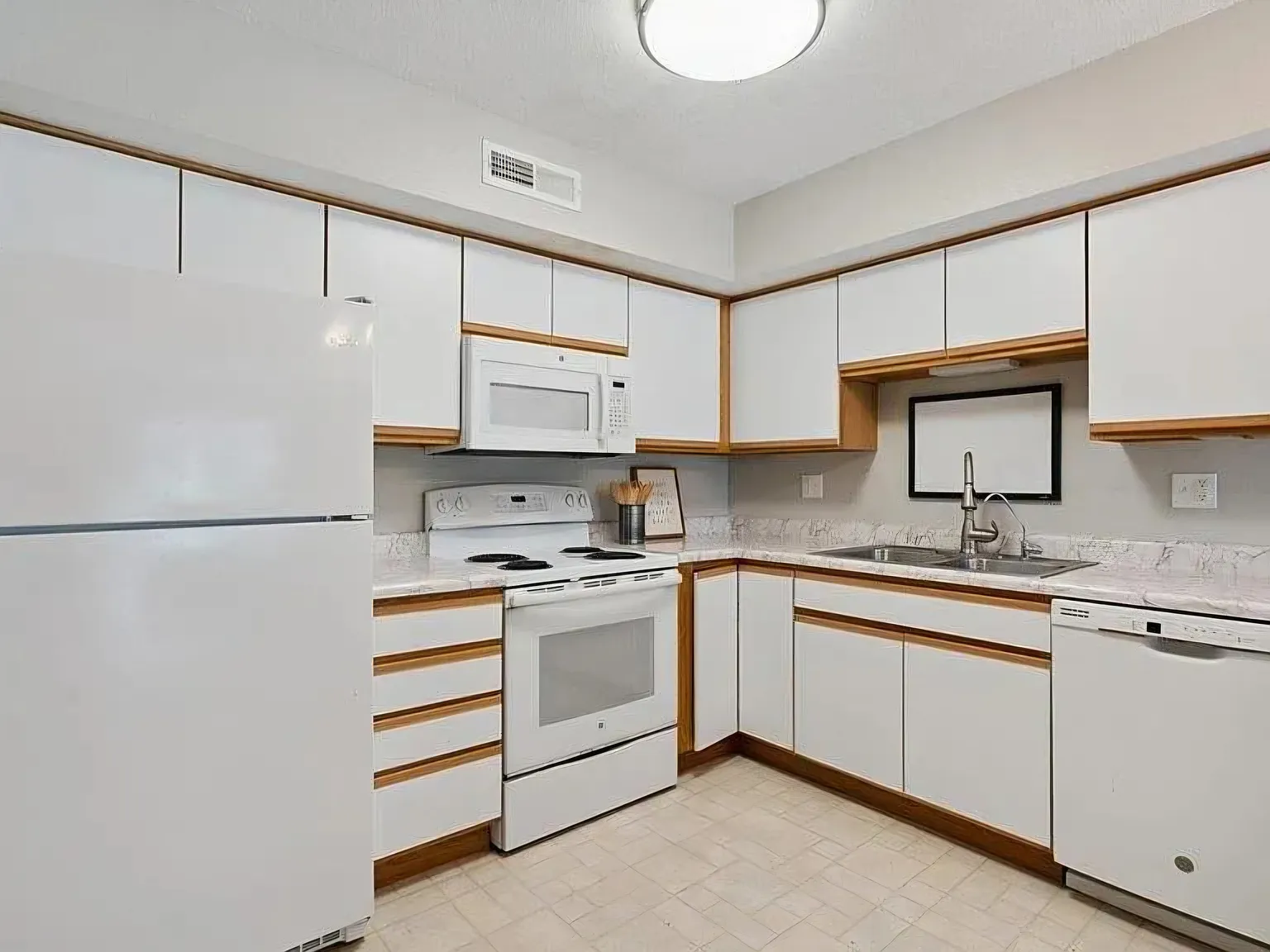 2 bed, 880 sqft, $1,350 — Photo 2