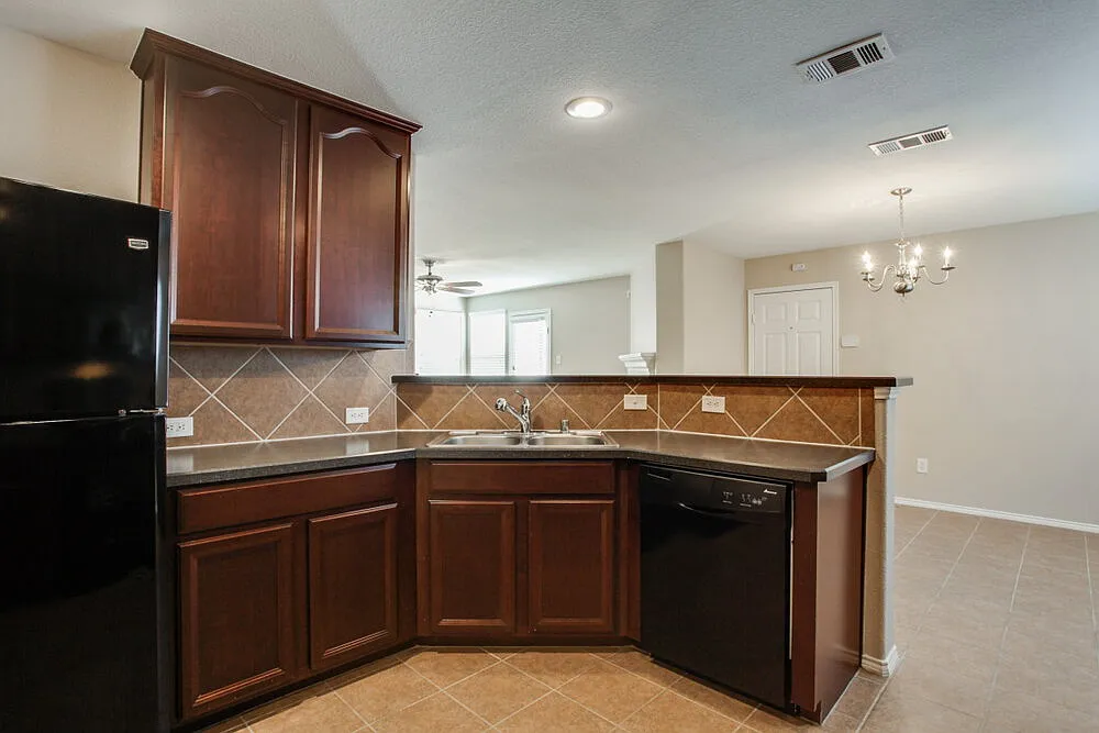 5 bed, 2.5 bath, 2165 sqft, $2,470 — Photo 3