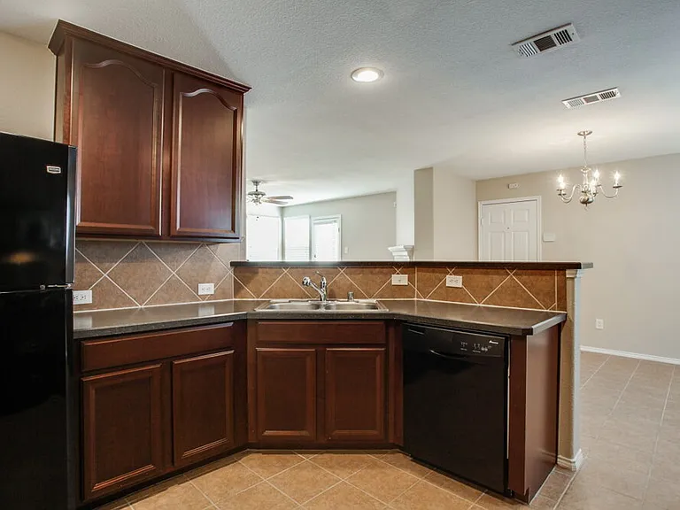 698 Austin Ln — Photo 3