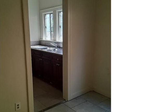 3rd image of 606 W Vernon Ave #103