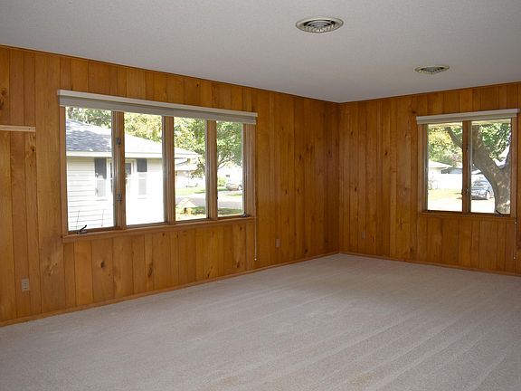 3rd image of 617 2nd St NE