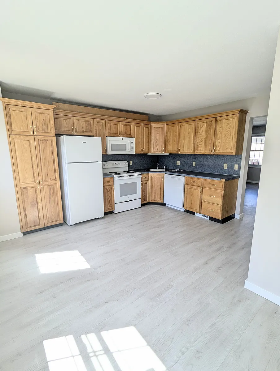 Primary Photo - 1558 Highland Ave #7
