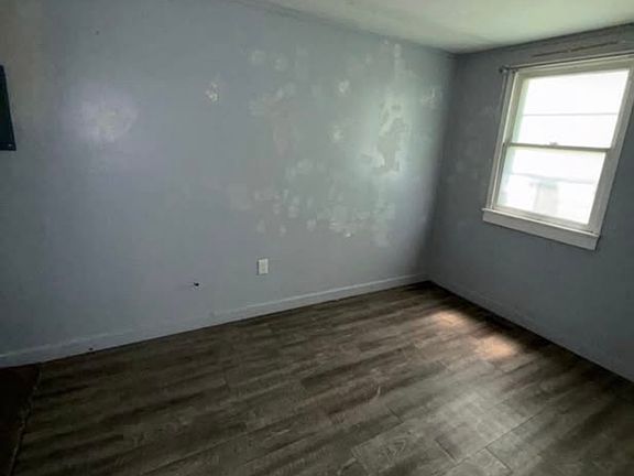 4th image of 1035 Elmhurst Ave