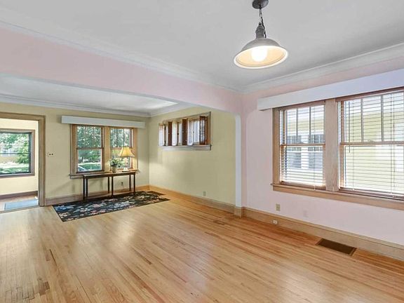 5th image of 3928 42nd Ave S