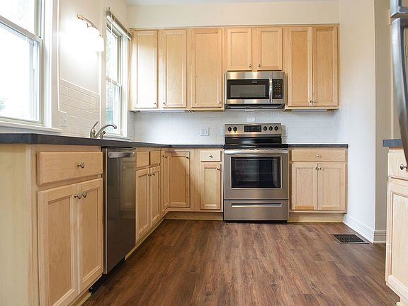 3rd image of 2371 Summit St #16793385