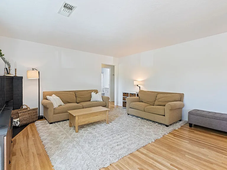 1580 Jeffries Ave — Photo 2