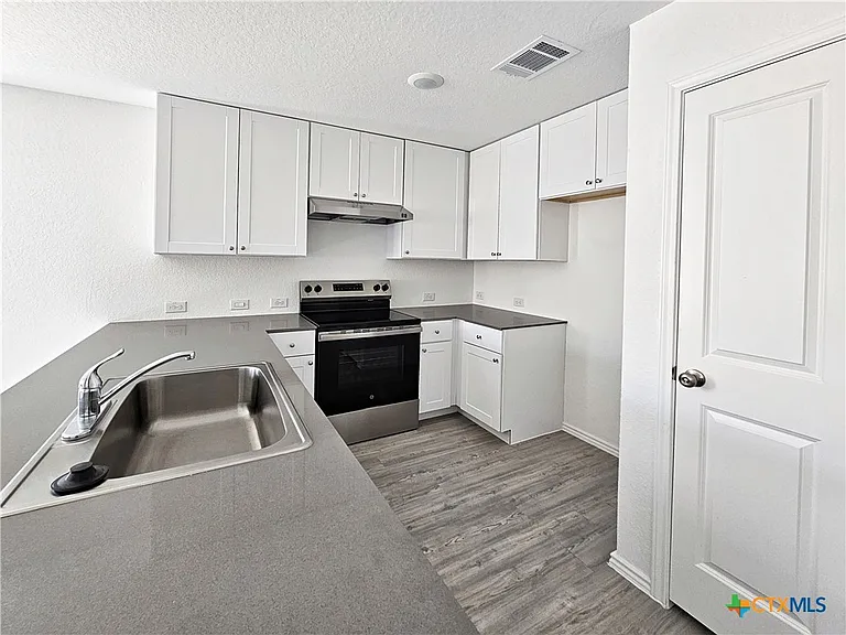 805 Riviera Ct — Photo 2