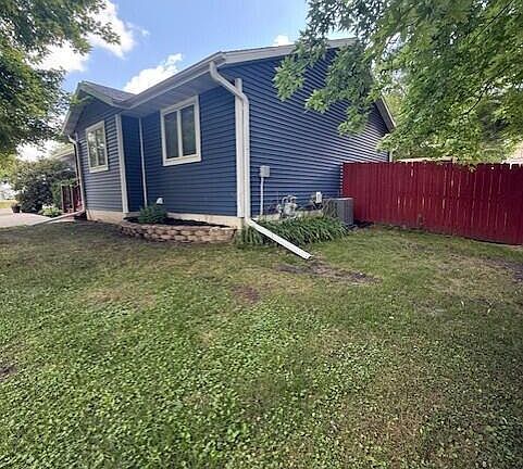 4th image of 330 Third Street Cir