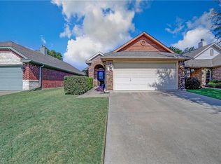 836 Claycourt Cir, Fort Worth, TX 76120