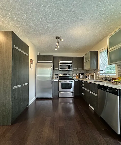 135 Ashworth Cres — Photo 7