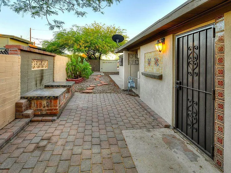 534 E Lee St — Photo 12