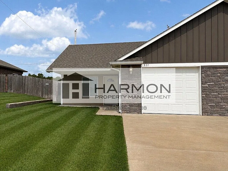417 Meadowlark Dr — Photo 1