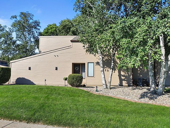 2nd image of 16 Briar Hill Cir