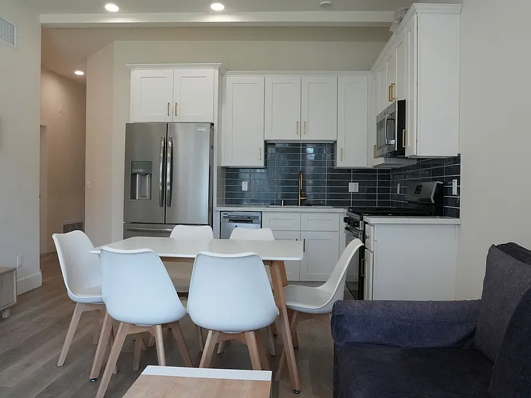 2712 Menlo Ave — Photo 4