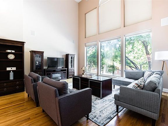 5th image of 2711 Gaston Ave