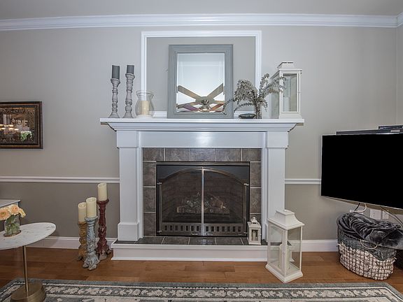 3rd image of 220 E 10th Ave