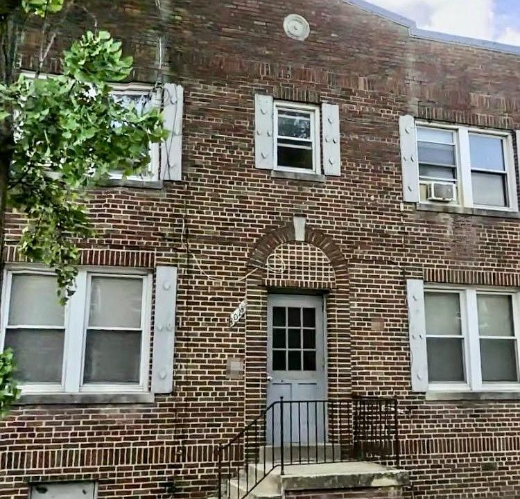 1st image of 1018 16th St NE