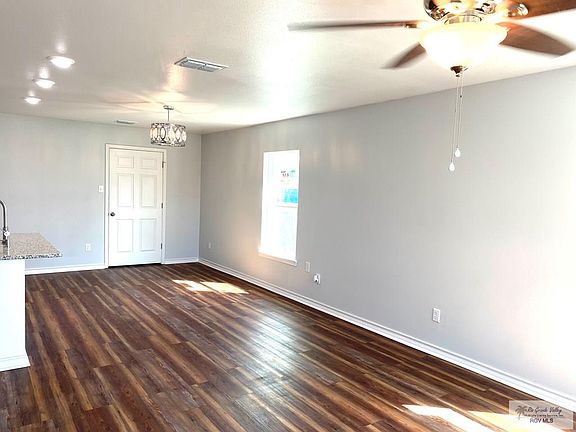 3rd image of 910 Dolores St