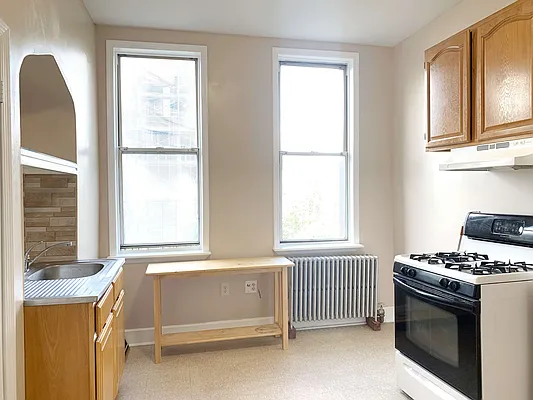 Rented by Bedford Realty USA Corp | media 8