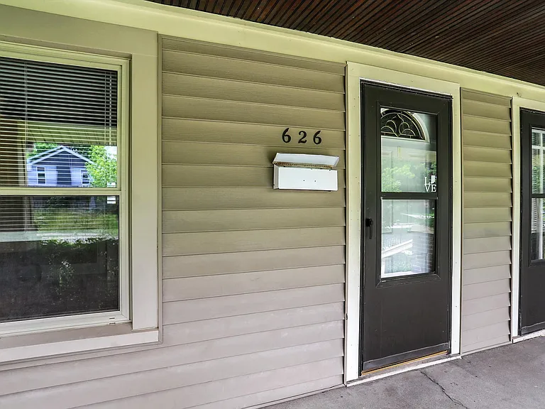 626 N Riley Ave — Photo 4