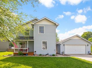 1184 Greenwood Pkwy, Tonganoxie, KS 66086