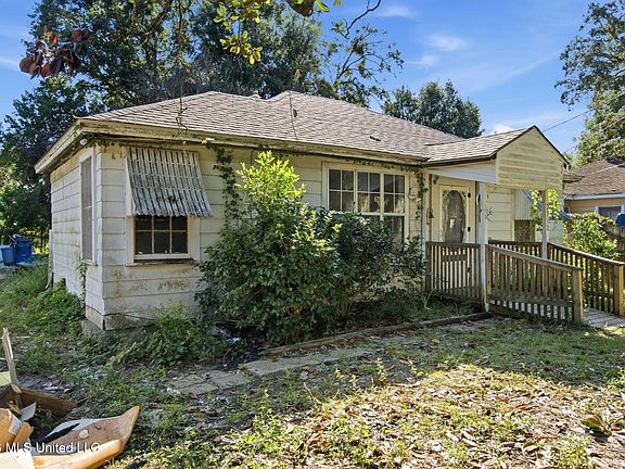 3rd image of 2712 Pine Ave