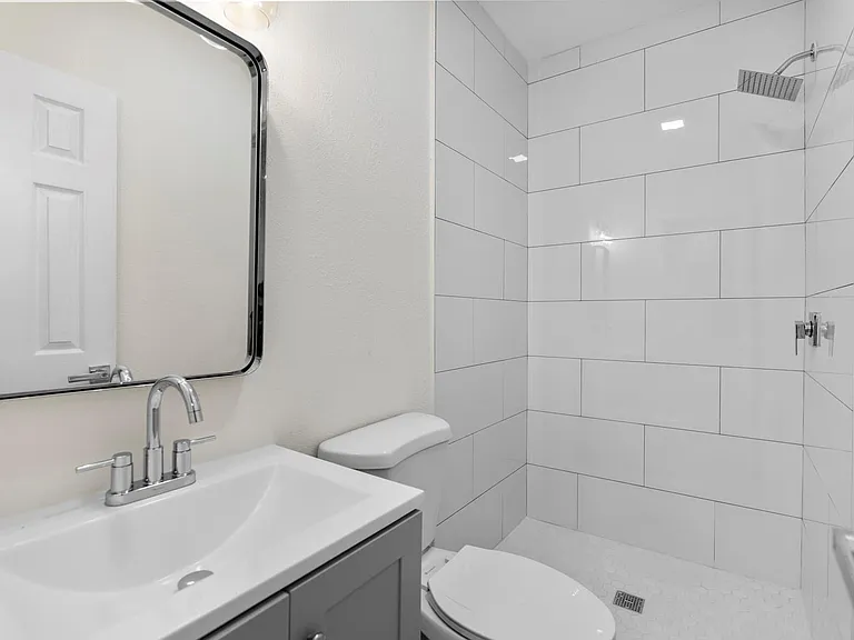 865 SE 12th St #A — Photo 35