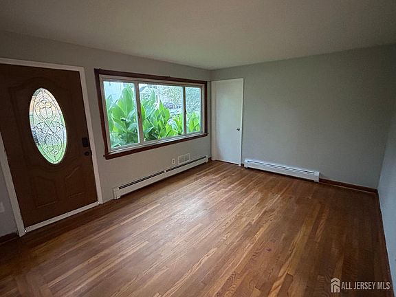 3rd image of 104 E Cliff Rd