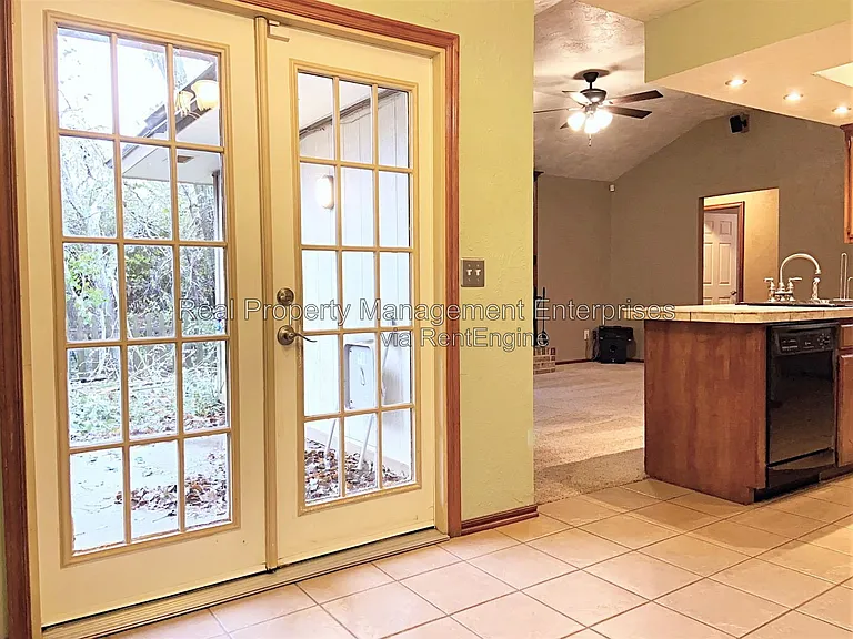 204 W 10th St — Photo 16