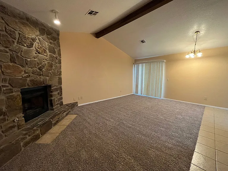 1402 W Lansing St — Photo 2