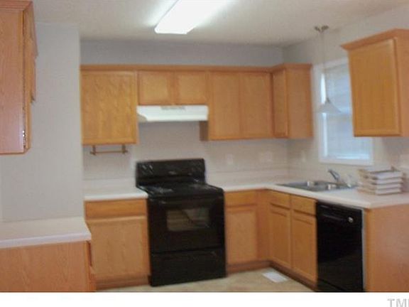 4th image of 40 Boxwood Ln