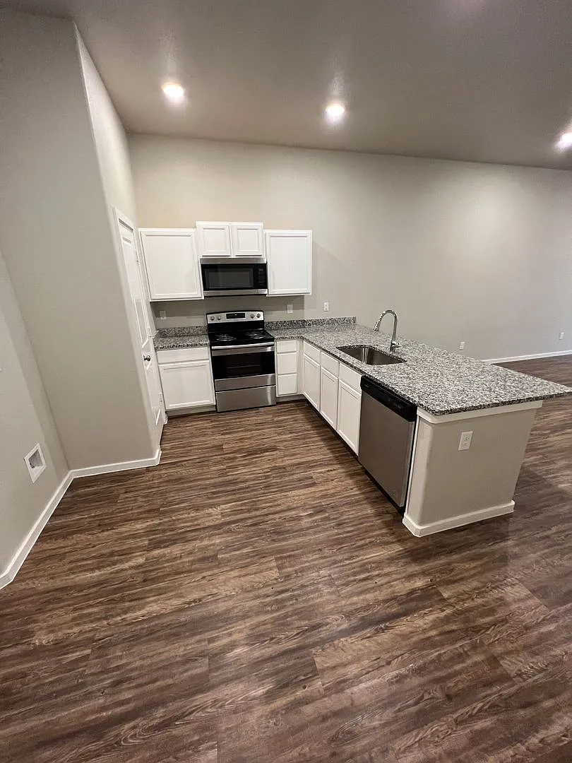 3 bedroom 2 bath 1 car garage Duplex on west 19th! — Photo 4