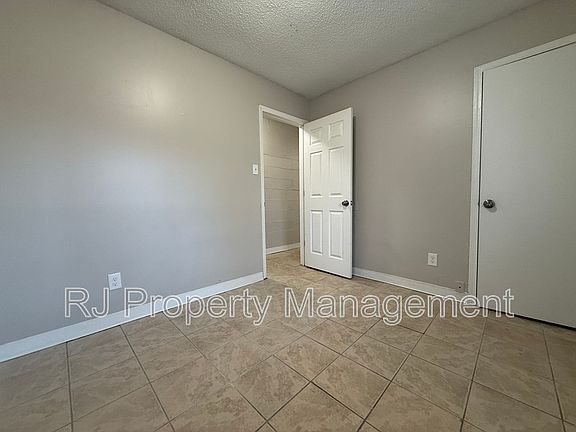 5th image of 1382 S Wellington St