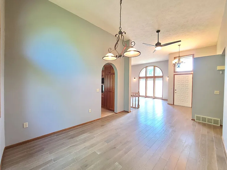 3425 E 61st Ave — Photo 3