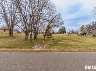17 Carlton Dr, Mackinaw, IL 61755