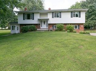 1883 Rush Lake Rd, Pinckney, MI 48169