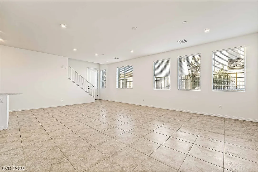 3 bed, 2.5 bath, 1677 sqft, $2,085 — Photo 3