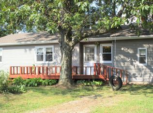 416 Cherrybark Ln, Flora, IL 62839