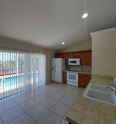 5th image of 18 NW 29th Pl