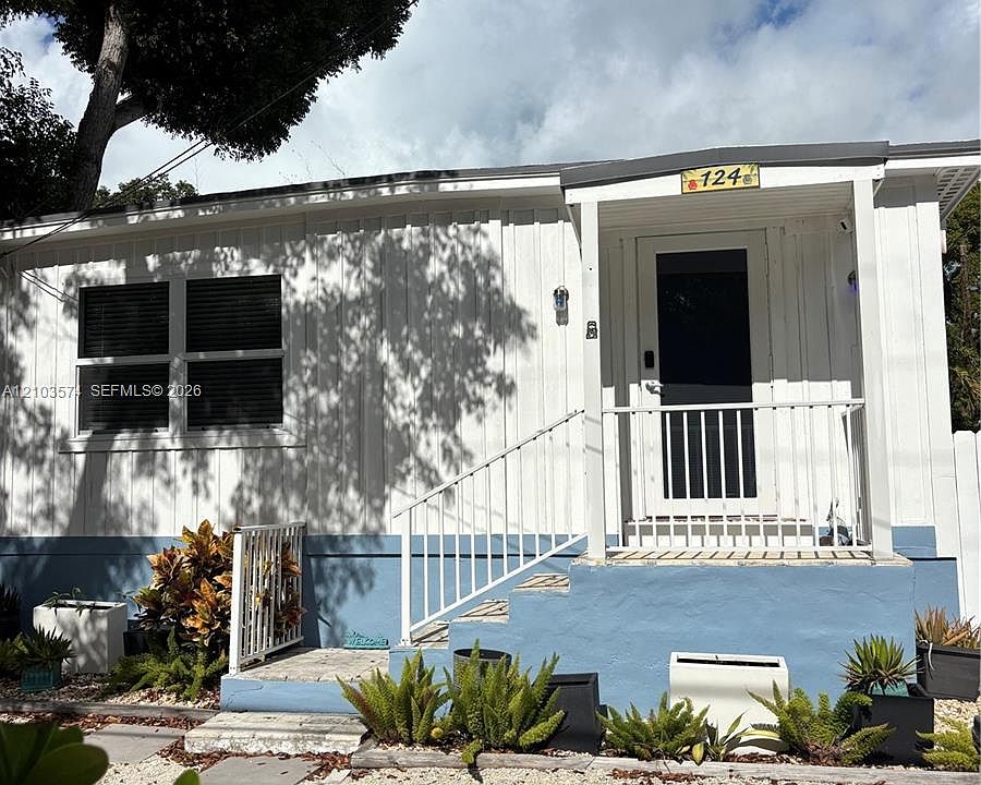 2nd image of 124 S Bay Harbor Dr
