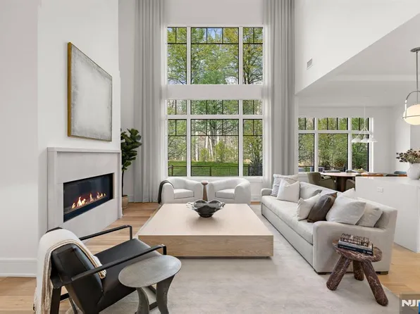 22 Stone Bridge Ct, Demarest, NJ 07627