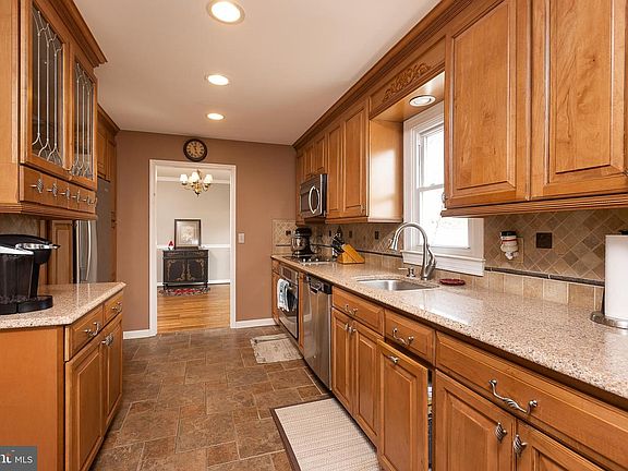 4th image of 628 Tanglewood Dr