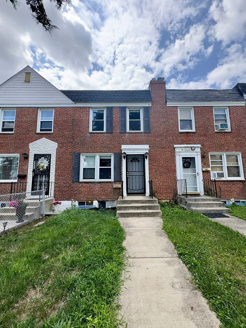 Charming 3BD/1BA Townhome in Yale Heights Home - Fenced Backyard! — Photo 1