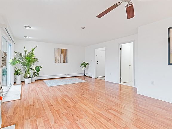 5th image of 101 Edgelawn Ave APT 11
