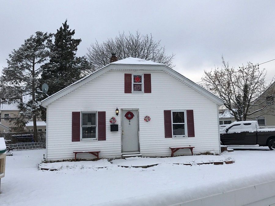 1st image of 396 Gardiners Ave