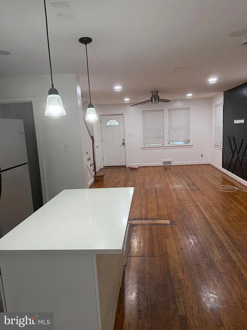 4 bed, 2.0 bath, 1632 sqft, $3,350 — Photo 3