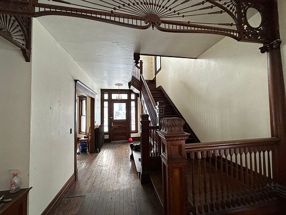4th image of 35 Grover St Floor 1
